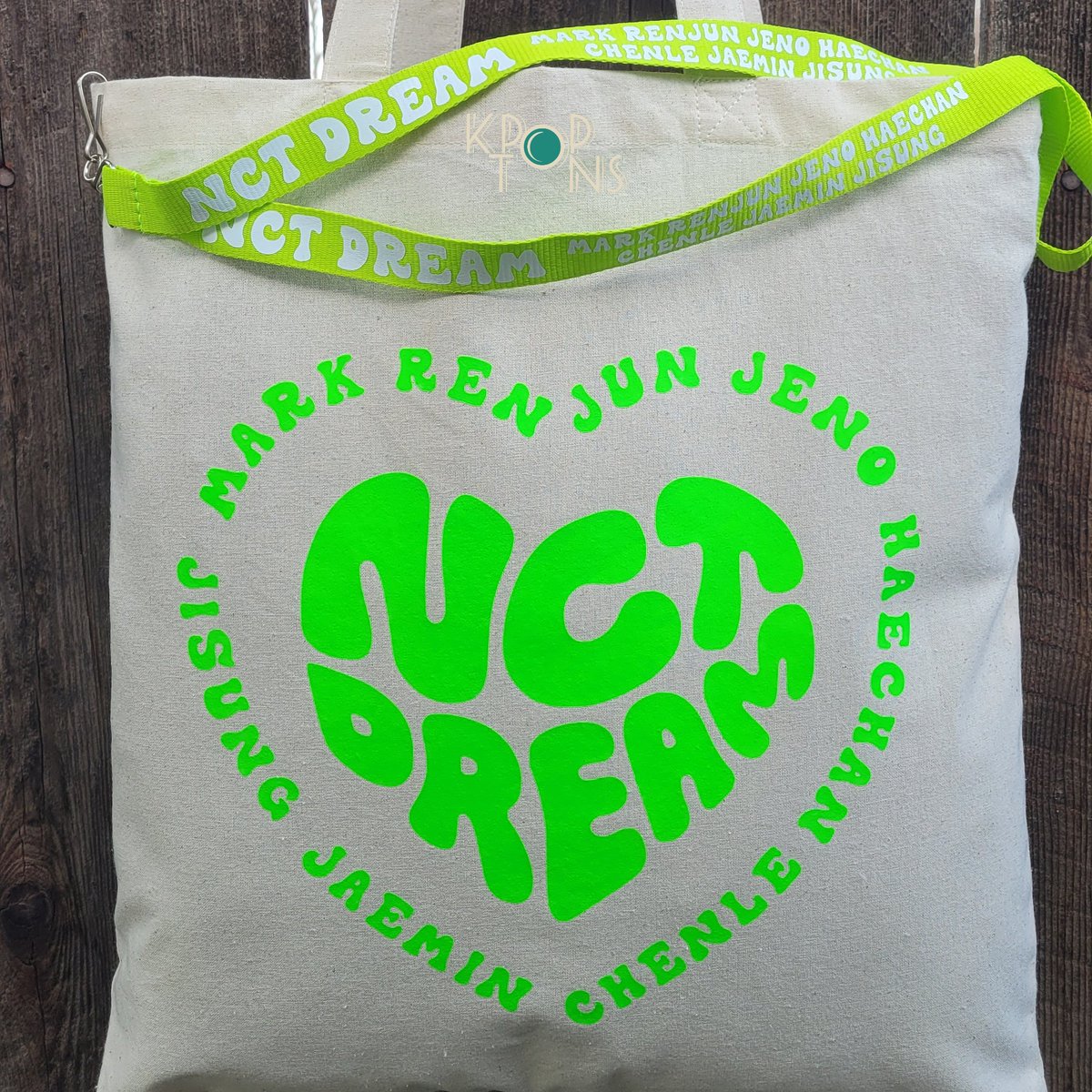 KPOPTONS's tweet photo. New #NCTDREAM tote bag &amp; lanyard inspired by #HelloFuture 😍 #NCTzens, add these cute merch to your collection and bring them along on your #TheDreamShow2 concert date! ❤

👉https://t.co/lPxPzIQmVK

#Mark #Renjun #Jeno #Haechan #Jaemin #Chenle #Jisung #KPOPTONS #KpopMerch #NCT https://t.co/83SKqKhk7o
