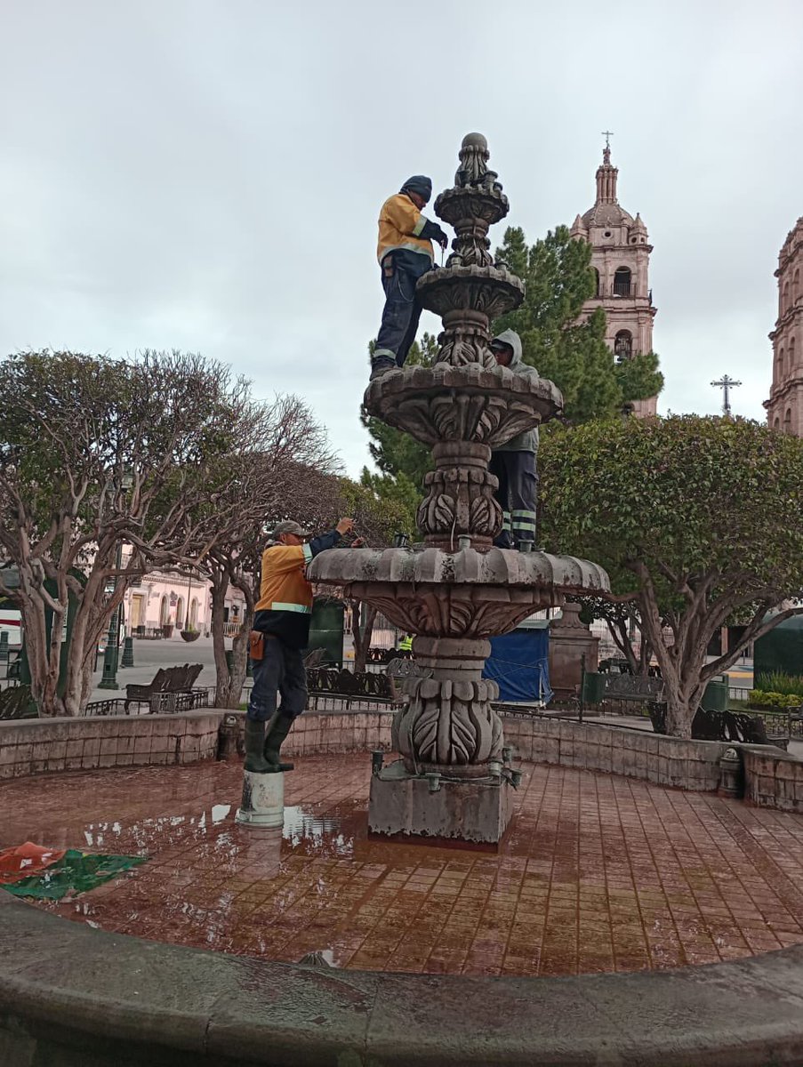 spublicos_dgo's tweet photo. Seguimos trabajando en #Enchular la Plaza de Armas.
⛲️ El equipo de fuentes y monumentos realiza trabajos de limpieza y mantenimiento en las fuentes de nuestra hermosa plaza.
Sigamos cuidando y respetando estos espacios públicos https://t.co/OnRMenHF3S