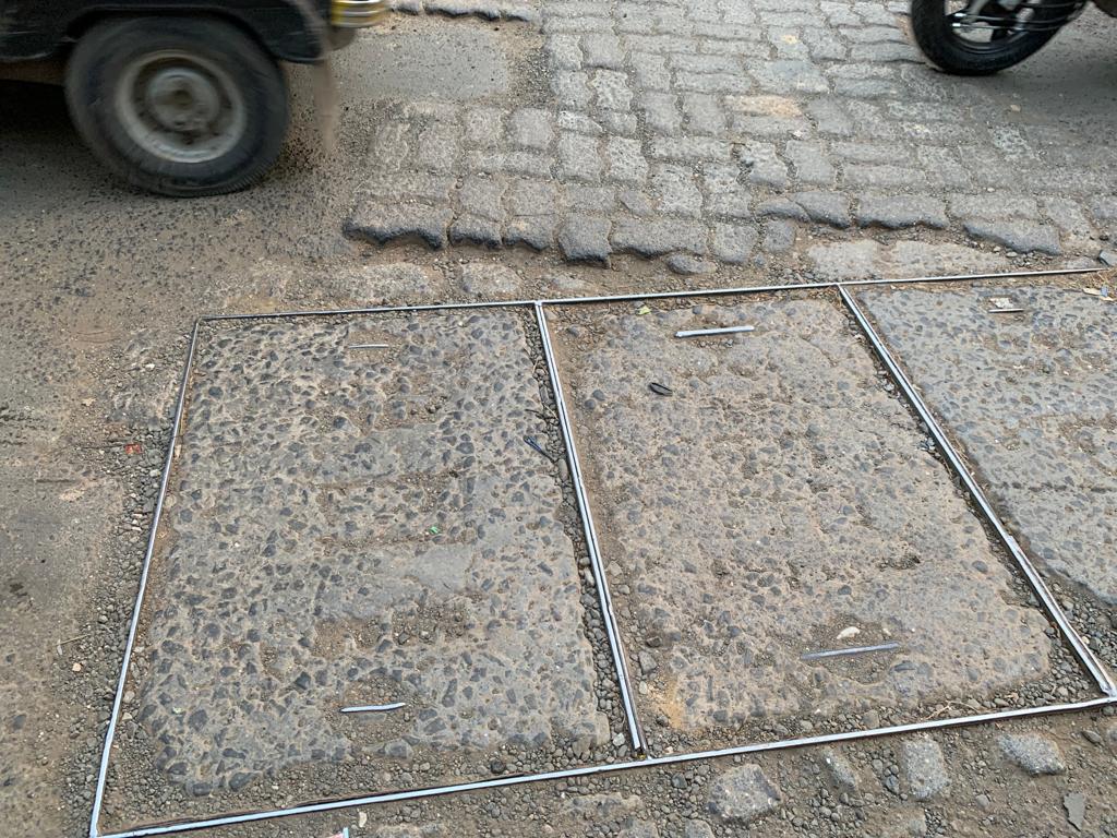 UrviRaval09's tweet photo. The funds spent on making the dividers and planters should have been used to level roads. The actual need was road repair more than traffic control. Me and many bikers are struggling to ride on khar danda road. Please repair and level roads #alkatai #vinayakvispute #hward https://t.co/8GpXUkNRxl