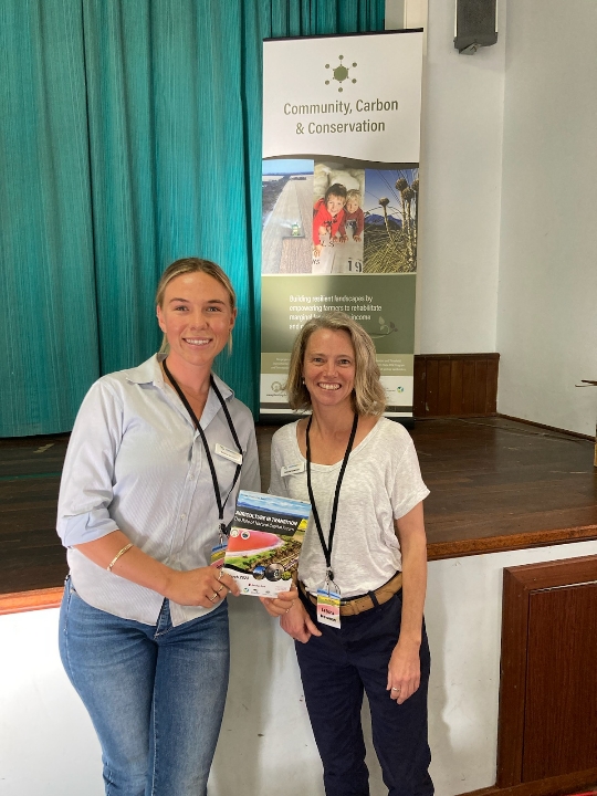 SouthCoastNRM's tweet photo. It was a busy week for our #RALFs. Attending, 
@GRDCWest &amp; RAINs #HopetounUpdates, @TheGillamii &amp; @NSPNR1s Ag in Transition Workshop and @NSPNR1s Sip, Swap &amp; Yarn! 

Thanks for having us! Read more: https://t.co/MfUGwoHlSj

#NCA #SusFashion #CropUpdates #AgCommunity #SouthCoast https://t.co/aNY6TaAKkG