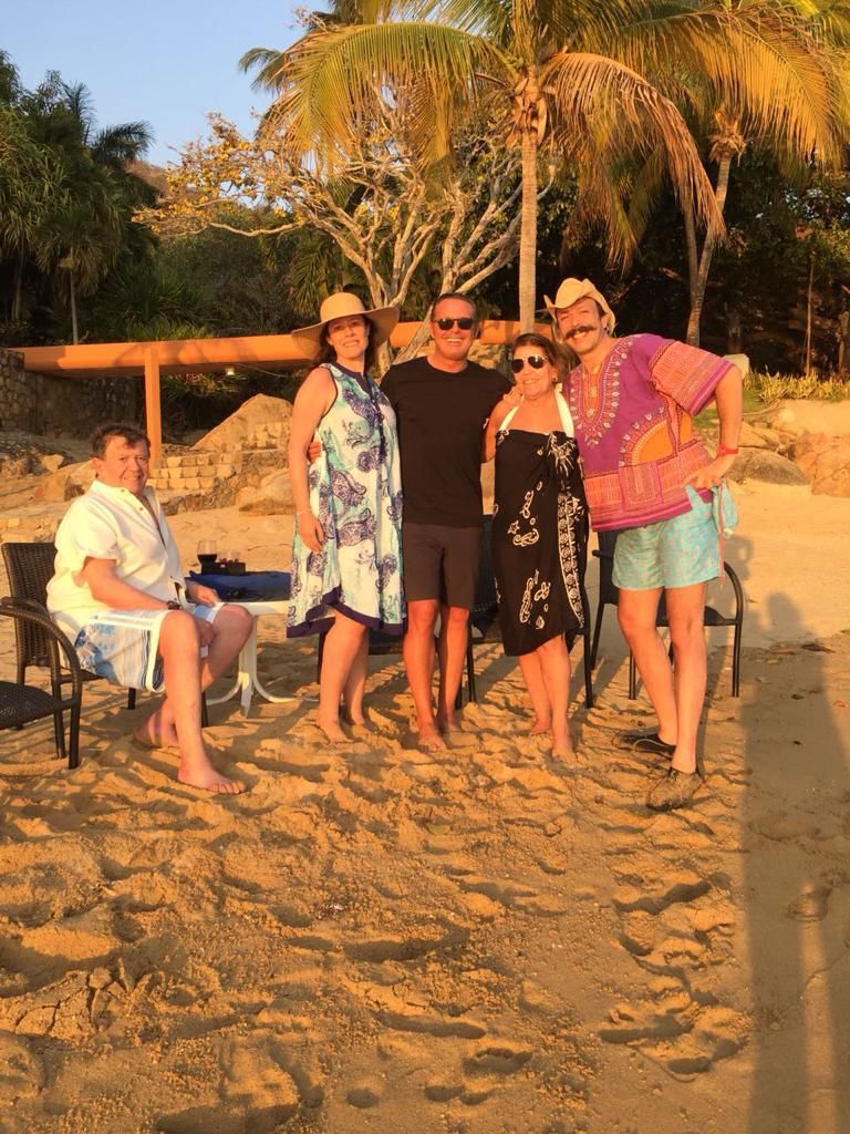 Joya937FM's tweet photo. Después de la terrible noticia del fallecimiento de #XavierLopezChabelo, la presentadora, Adriana Riveramelo, recordó al público estas imágenes de hace 5 años apróximadamente.
#LuisMiguel se enteró de que el conductor estaba en la misma playa privada y lo invitó.☀️🏖️ https://t.co/tzEFjzZYcD