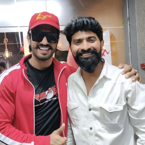 BodgireSagarraj's tweet photo. With Thakur Anoop Singh (Actor & Bodybuilder)💐
#thakuranoopsingh #bodybuilding #bodybilder #Rsf #actor #bollywood #southstar #punecity #mumbai https://t.co/MwC0zVuzdx
