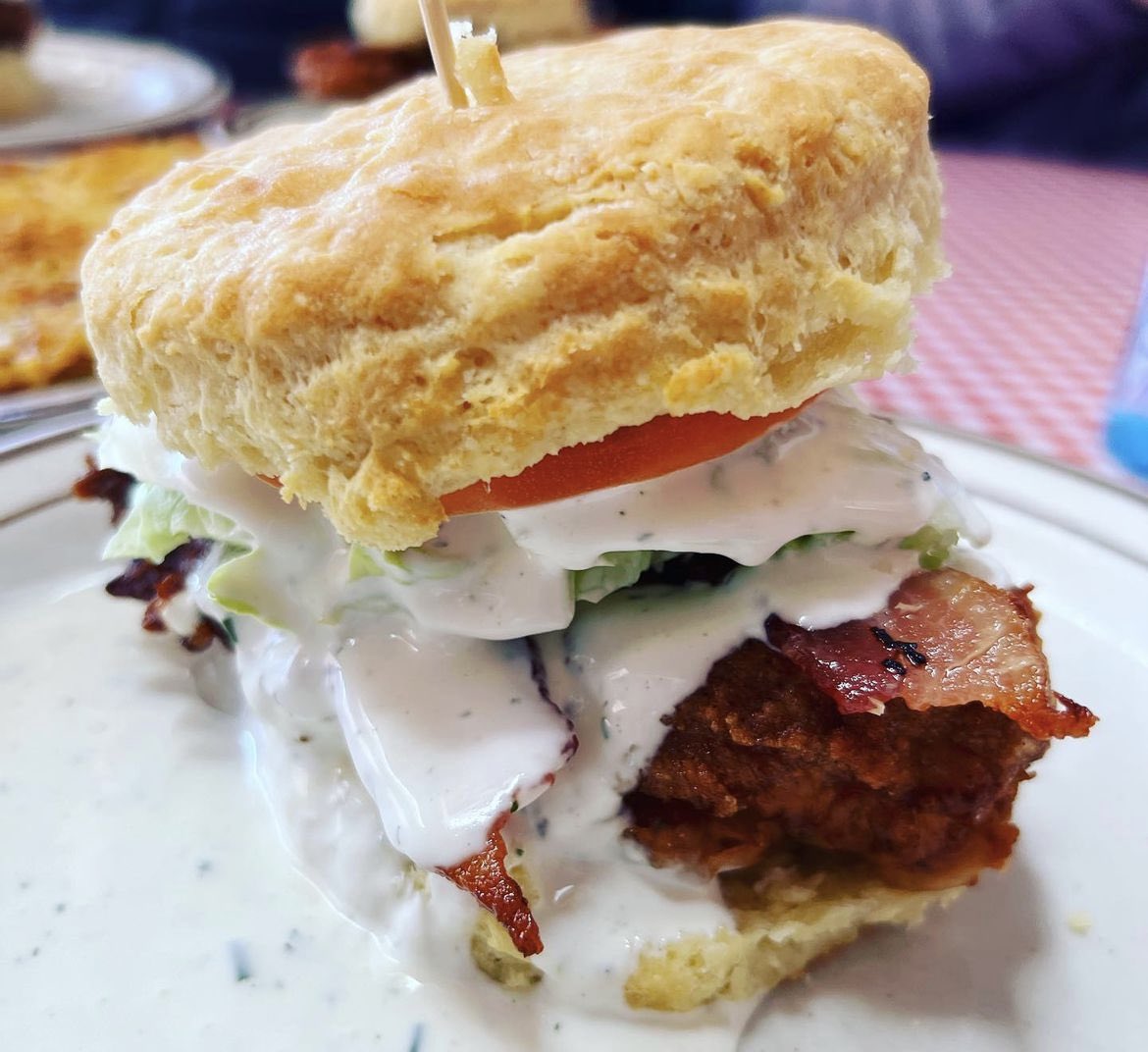 .@saoriyamadaemrg got The Club!

Fried chicken, bacon, iceberg lettuce and tomato, all topped with Ranch, on our classic buttermilk biscuit.

Swing by &amp; give it a try!