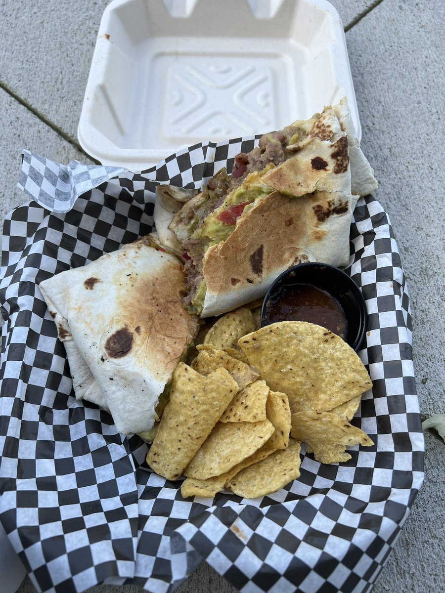 went to vegan street fair and this food truck from New Mexico called Vegan Vatoz had THE BEST TACOS AND CRUNCHWRAP 🥵🥵🥵