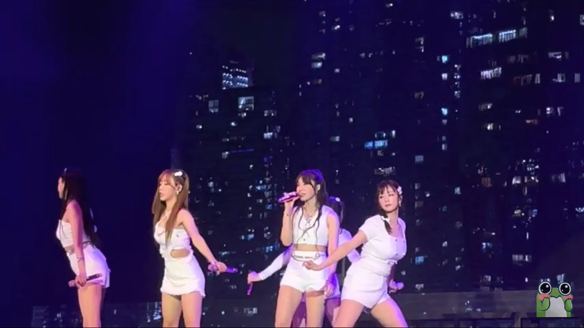 ตอนนี้ทำท่าแบบนี้ไม่ได้แล้ว เพราะจับมือกันไม่ถึง 😢