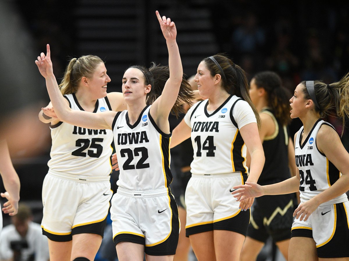 SInow's tweet photo. CAITLIN CLARK HAS THE FIRST 40-POINT TRIPLE-DOUBLE IN NCAA TOURNAMENT HISTORY 🤯

∙ 41 Points
∙ 12 Assists 
∙ 10 Rebounds https://t.co/fO88Uu0xdx