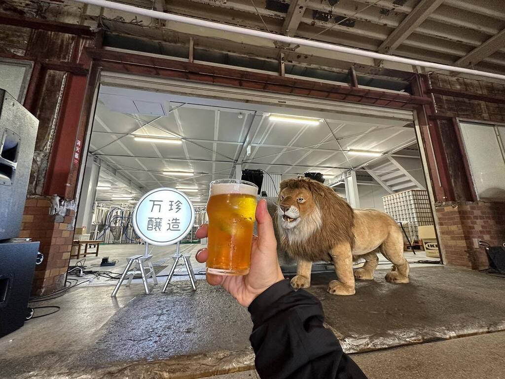 twi_you_'s tweet photo. タップルーム併設ですからね…
そりゃビールをいただくわけです！
#万珍醸造 #WorkingmansFriend #クラフトビール #Craftbeer #ビール #beer https://t.co/kbz01fgF8J https://t.co/ZZy44ocQ20