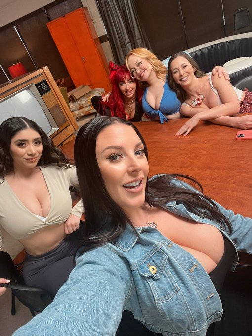 The after pic is WILD but you’re going to have to wait for that ?

@violetsaucy @CherieDeVille @theemmamag