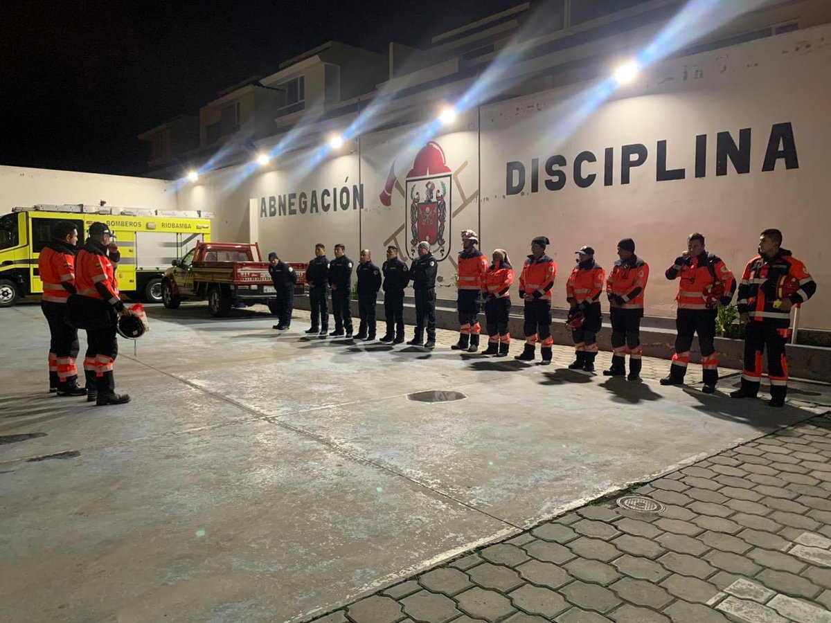 AhoraRiobamba's tweet photo. #Urgente #AhoraRiobamba

#EnEsteMomento | @BomberosGADMR despliega un grupo de uniformados con rumbo al cantón Alausí para realizar tareas de búsqueda y rescate luego de la emergencia reportada esta noche.

Fotografía: #Cortesía https://t.co/NEE8tDOtCc