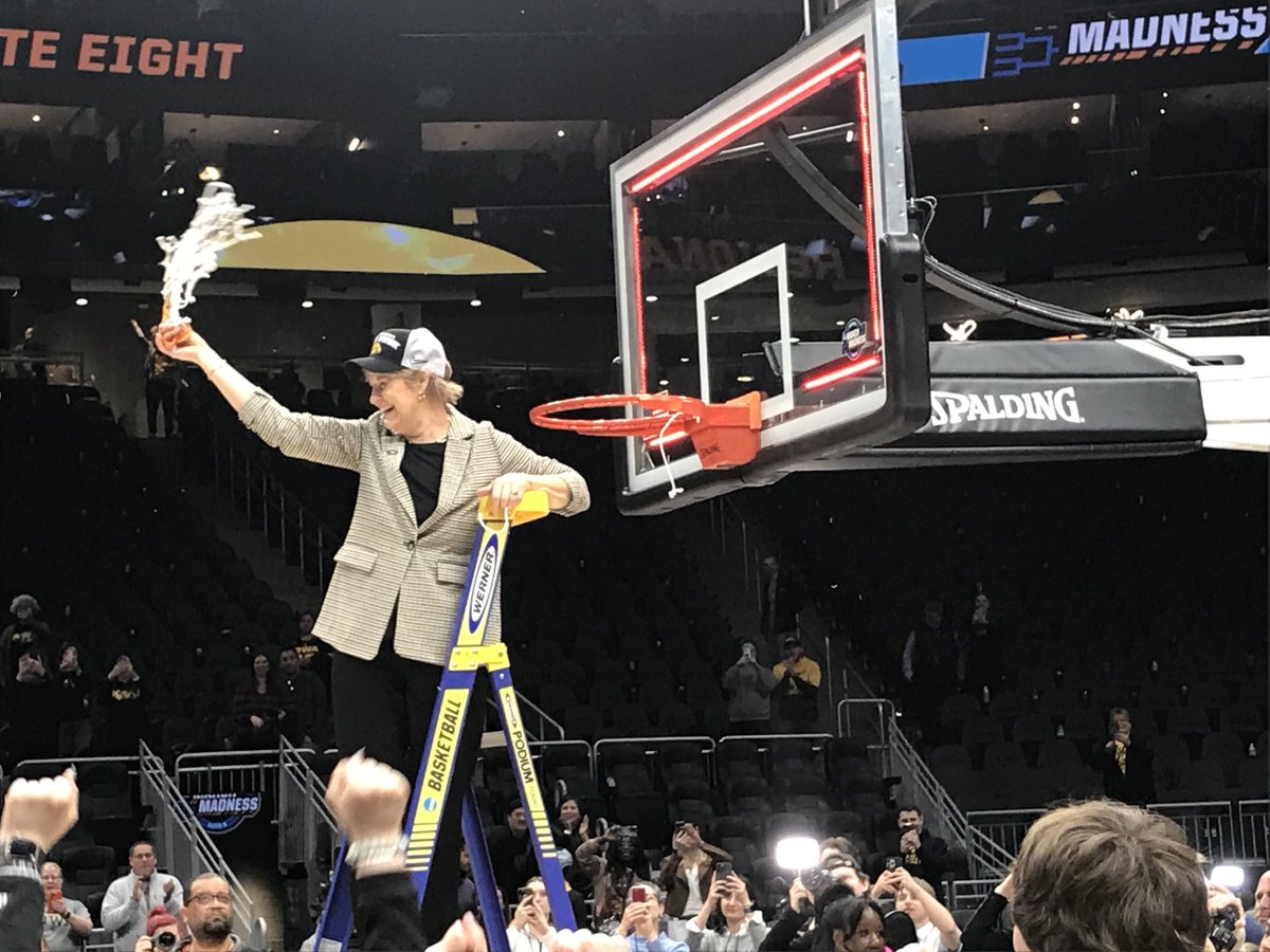 ChadLeistikow's tweet photo. The net is off. ⁦⁦@LisaBluder⁩ reaches her first Final Four. https://t.co/9ratlFC83l
