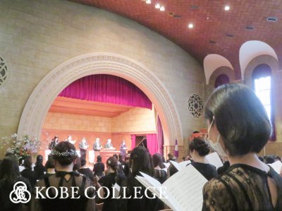 kobe_college's tweet image. 【第140回卒業式が行われました】
3月17日（金）卒業式が行われ、学部生606名・大学院生16名が卒業・修了しました。
今回も制限付きの卒業式となりましたが、3年ぶりに讃美歌や学院歌を一同で歌うことが再開され、講堂に歌声が響きました。
kobe-c.ac.jp/news/230323gra…
#神戸女学院
#卒業式 
#賛美歌