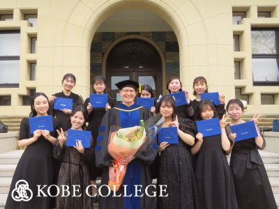 kobe_college's tweet image. 【第140回卒業式が行われました】
3月17日（金）卒業式が行われ、学部生606名・大学院生16名が卒業・修了しました。
今回も制限付きの卒業式となりましたが、3年ぶりに讃美歌や学院歌を一同で歌うことが再開され、講堂に歌声が響きました。
kobe-c.ac.jp/news/230323gra…
#神戸女学院
#卒業式 
#賛美歌