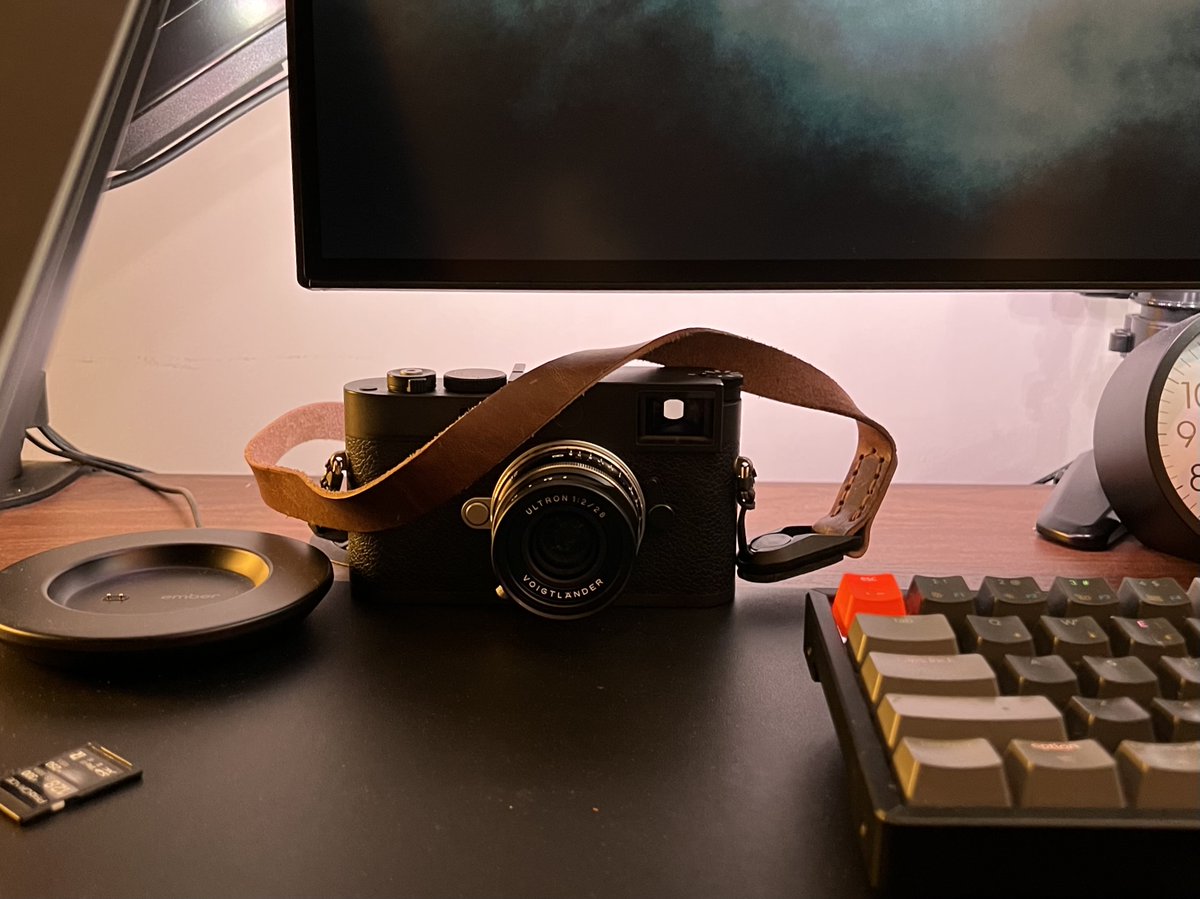 JayShailendra's tweet photo. @leica what's the release date on a dock for charging &amp; data transfer for the #M11? you designed the usb c where you did... #leica #leicam11 #applelike https://t.co/T2e1afPDGY