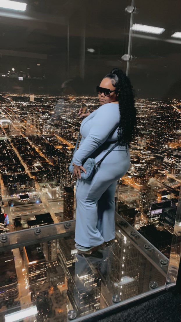 Nitapooh__'s tweet photo. Cheers to 31yrs
#FreeRello #ChicagoSkydeck #LLKV https://t.co/xrR9qOyrao