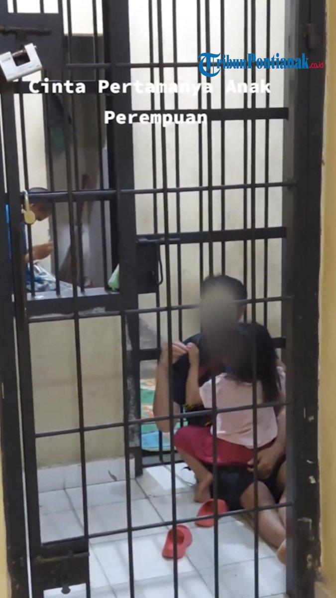 tribunpontianak's tweet photo. VIRAL Bikin Mewek, Seorang Polisi Buka Pintu Penjara Agar Seorang Tahanan Bisa Memeluk Putrinya yang Antar Makanan saat Buka Puasa
https://t.co/RShmBsz5qs

#polisijambi #bripkahandoko #PolsekMaroSebo #ramadhan2023 #ramadhankareem #ramadhan1444H https://t.co/rzDapySx92