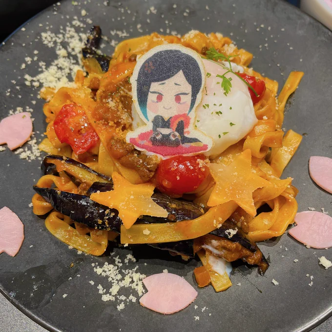 わんぱくカフェは姉の推しが三振りも抜擢されてて行ってきましたわんぱくは可愛いメニューもちゃんと美味し〜!万屋も寄って、これが編成羊羹!と詰めてきました。母(清)と、姉(天江戸)、私(じじたぬ)の推し改装した渋谷は人混みが凄まじくて、山から浅草に来たタンジロの気持ちになった… 