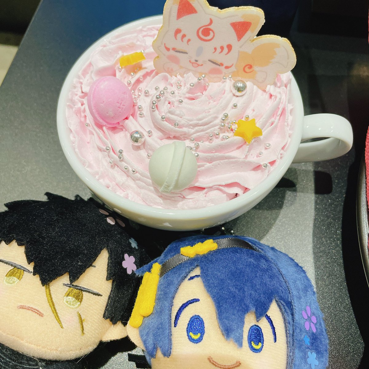 「わんぱくカフェは姉の推しが三振りも抜擢されてて行ってきましたわんぱくは可愛いメニ」|まき子のイラスト