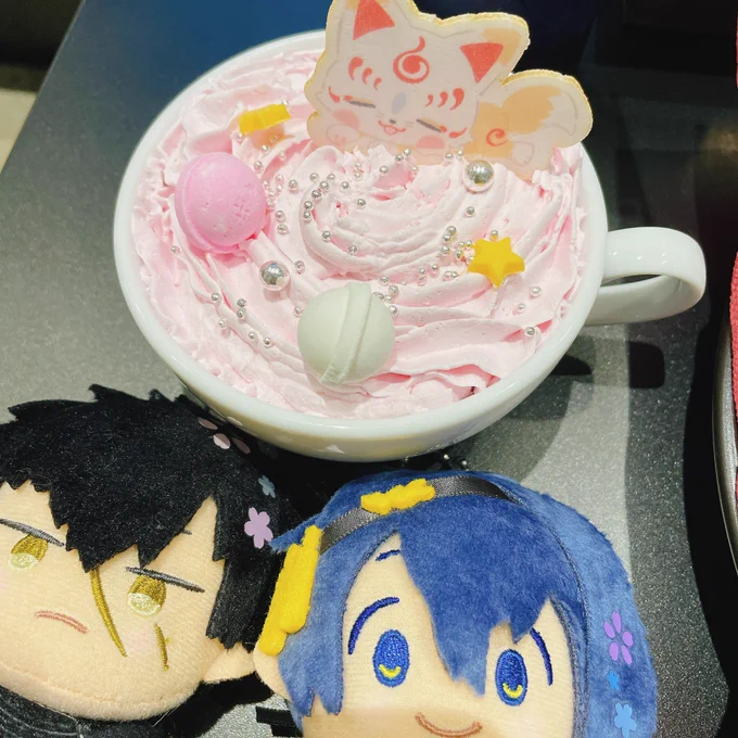 わんぱくカフェは姉の推しが三振りも抜擢されてて行ってきましたわんぱくは可愛いメニューもちゃんと美味し〜!万屋も寄って、これが編成羊羹!と詰めてきました。母(清)と、姉(天江戸)、私(じじたぬ)の推し改装した渋谷は人混みが凄まじくて、山から浅草に来たタンジロの気持ちになった… 