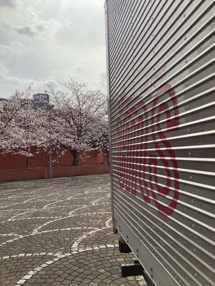 本番を終えて翌日の今日！
ホールで積み込んだトラックが
各大学を巡回して楽器を返却します。

朝イチは洗足学園さんから。
シルバーマウンテンと
楽器室のある校舎の2箇所に
返却しました。
洗足打楽器の皆さんと
舞台スタッフの皆さん
お疲れのところ
ご対応ありがとうございました！