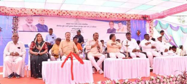 बीजेपी सांसद-विधायक के साथ मंच पर दिखे बिलकिस बानो गैंगरेप के दोषी

पूरी ख़बर: bbc.in/3Kbnxvc