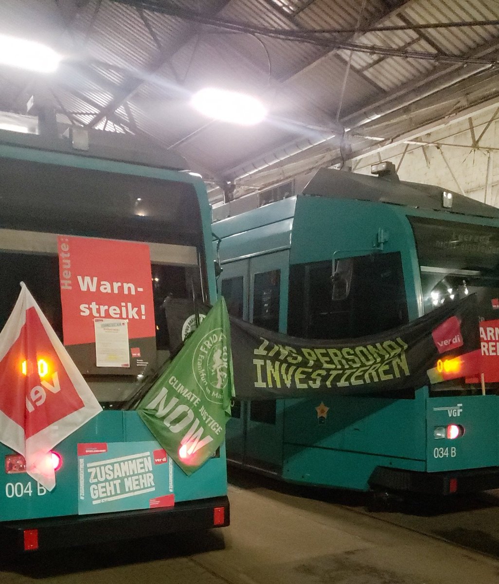 Die Bahnen sind schon geschmückt. Gleich geht's los zur Kundgebung der EVG. 
#WIrFahrenZusammen #Streik