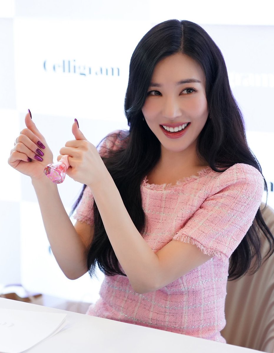 fany_expert's tweet photo. Tiffany Young ππππΈ Celligram fan sign event β¨ from SUBLIME Naver post @with_SUBLIME
https://t.co/N20cXUshtr
@tiffanyyoung #TiffanyYoung #Tiffany #Celligram #CelligramxTiffanyYoung #SUBLIME
#GirlsGeneration #SNSD #GG
#YoungOnes #YoungOne #Young1 #Sones #Sone https://t.co/0Bj6gfZkHR