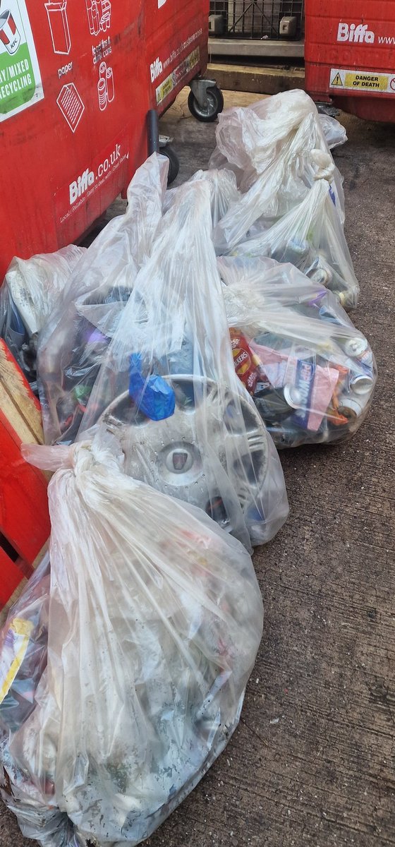 Jane_Stevenson_'s tweet image. Thanks to Manager Josh &amp;amp; his team from @KFC_UKI on Bushbury Lane in Wolverhampton for inviting me to your litter pick this morning.
Great to be out as part of your #GreatBritishSpringClean #KeepBritainTidy 🐺🧡🖤
I&apos;ve also requested a bin be sited at the Bushbury Lane bus stop!