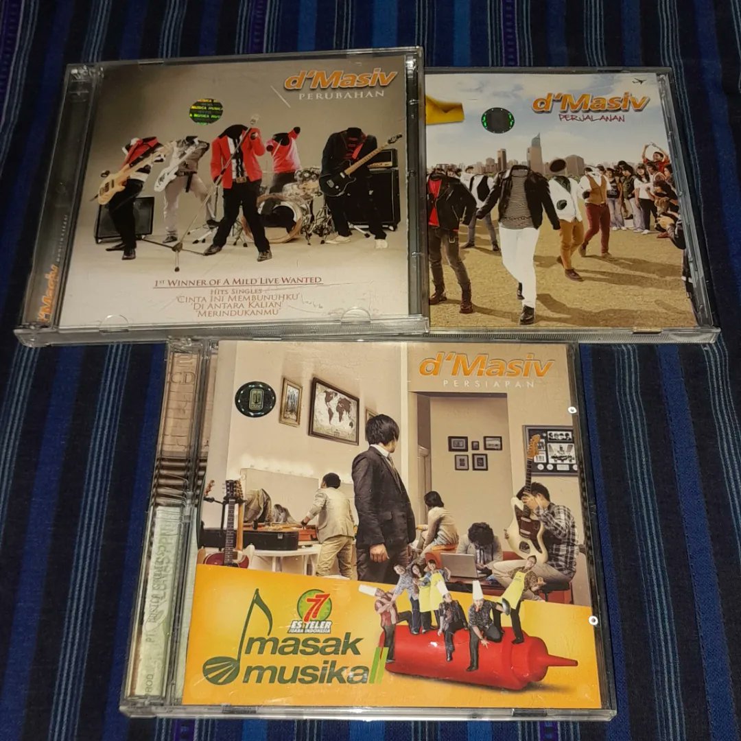 manmusic_store's tweet photo. Ready cd d'masiv @DMASIV @RianEkkyP minat boleh dimaharin. Terimakasih 🙏
#cdmusic #cdoriginal #cdaudio
#koleksicdmusik #kolektorcdmusik https://t.co/cWLu9vsUBd