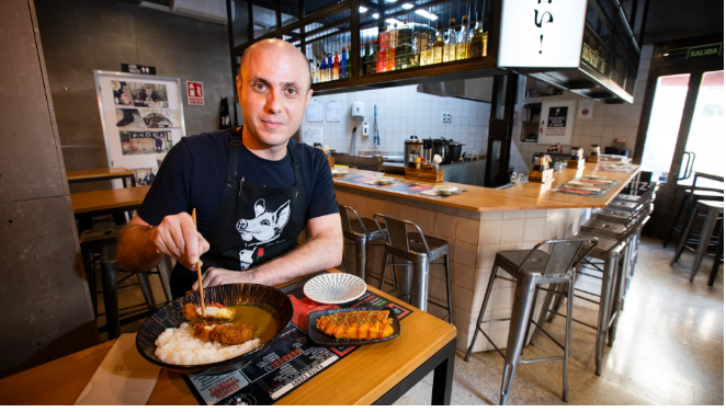 FonsiLoaiza's tweet photo. Este "empresario" se llama David de la Torre y es el dueño del restaurante japonés Don Panko en Madrid. Defiende la jornada laboral de 16 horas diarias. Esclavismo en pleno siglo XXI. https://t.co/XEe0LjiXuP