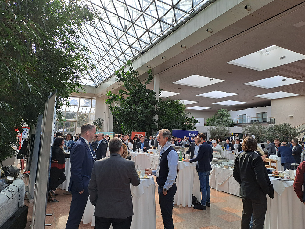 FHWienAT's tweet photo. Katharina Rotter, Programmleiterin unseres BA (CE) #Versicherungsmanagement war im März auf dem Gewerbesymposium von AssCompact im Eventhotel Pyramide Vösendorf zu Gast.

Dort hat sie die neue #Weiterbildung unserer #ViennaManagementAcademy vorgestellt: 👉https://t.co/r5AFgqPnqo https://t.co/o5MG0LFyd2