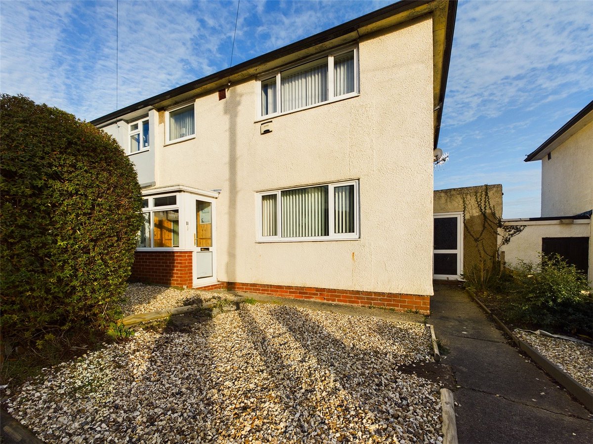 A three bedroom semi-detached property in a popular location. Benefitting two reception rooms, sun room, garden and off road parking. NO ONWARD CHAIN. Viewing highly recommended.

ow.ly/z06750Nslqj