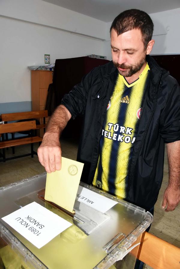 14 mayısta sandığa formalarını giyip giden Fenerbahçe taraftarının kime oy attığını kimse bilmeyecek ama kime oy atmadığını herkes bilecek. Formalarımızla sandığa gideceğiz.