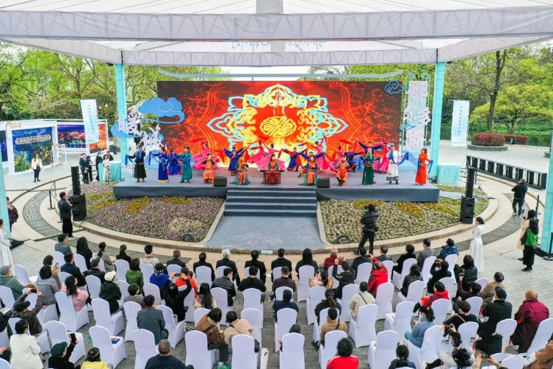 OrdosChina's tweet photo. The #Ordos Culture China Tour – 2023 Hangzhou Activity Week kicked off in #Hangzhou on March 25. The event features activities – like exhibitions and dance performances – to showcase the #culture and history of Ordos and deepen relations between the two cities. #VisitOrdos https://t.co/oMvrUVEnEM