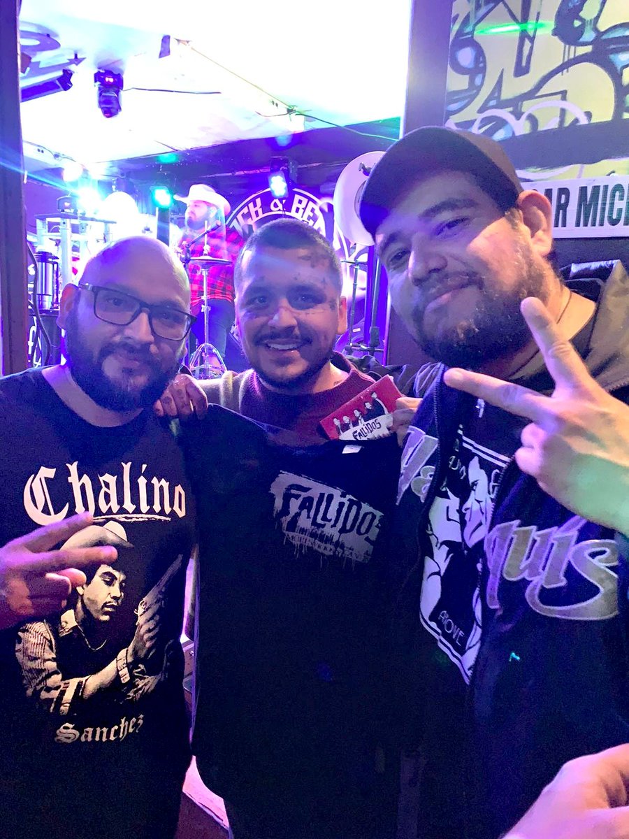 FallidoPunk's tweet image. En nuestra 3ra fecha con los @nuncajamasband llegó el buen Christian Nodal a quien tuvimos oportunidad de decirle lo que lo admiramos incluso qué grabamos un Cover de el y le dimos el disco 🤠 #christianNodal #NODAL #fallidos #punkrock #Tijuana #semeolvidó #amoresviciosycantinas