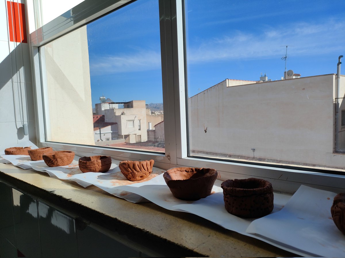 La arqueología va al colegio. Hoy tocaba una charla-taller sobre el Neolítico y la cerámica con 4° de Primaria y han modelado un cuenco de cerámica cardial. Lo mejor de todo, la atención y los abrazos de los alumnos. Imposible empezar mejor un lunes.