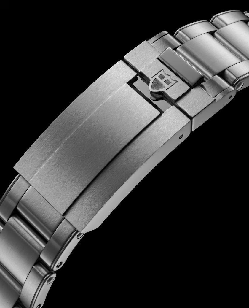 RolexTudor's tweet photo. TUDOR introduces the newest #BlackBay, the latest technical and aesthetic evolution of the emblematic diving watch with a burgundy bezel. Representing the latest in Black Bay, this model features evolved design elements, a “T-fit” clasp and METAS certification. Photos by #Tudor https://t.co/qdhfO7OiKD