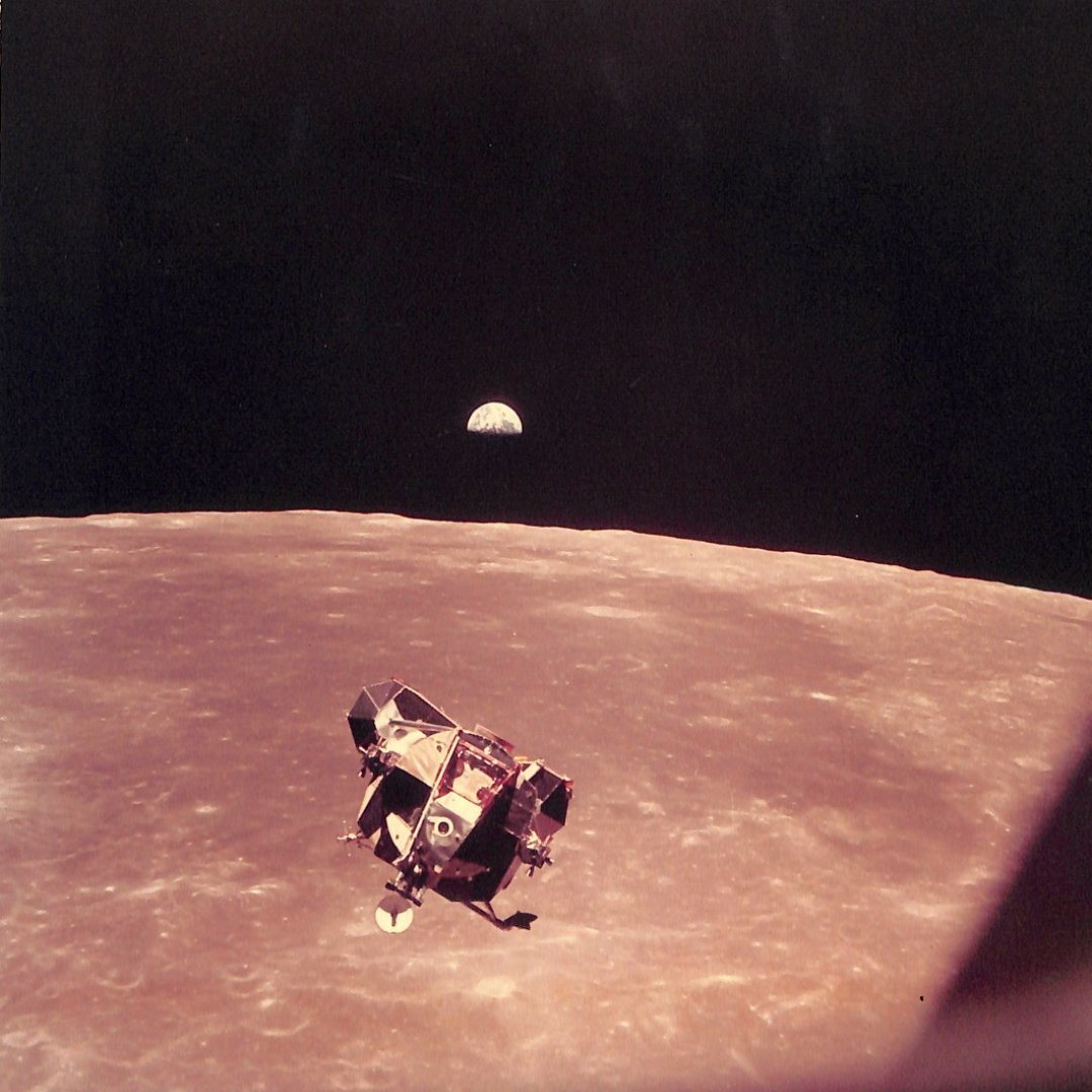 MagazineBlind's tweet photo. An exhibition in Paris presents 50 of the most beautiful Earthrises from the Apollo missions and rare images taken during the Mercury-Atlas missions.

➡️ https://t.co/KHKZlZzT1M https://t.co/kbrhann8Yi