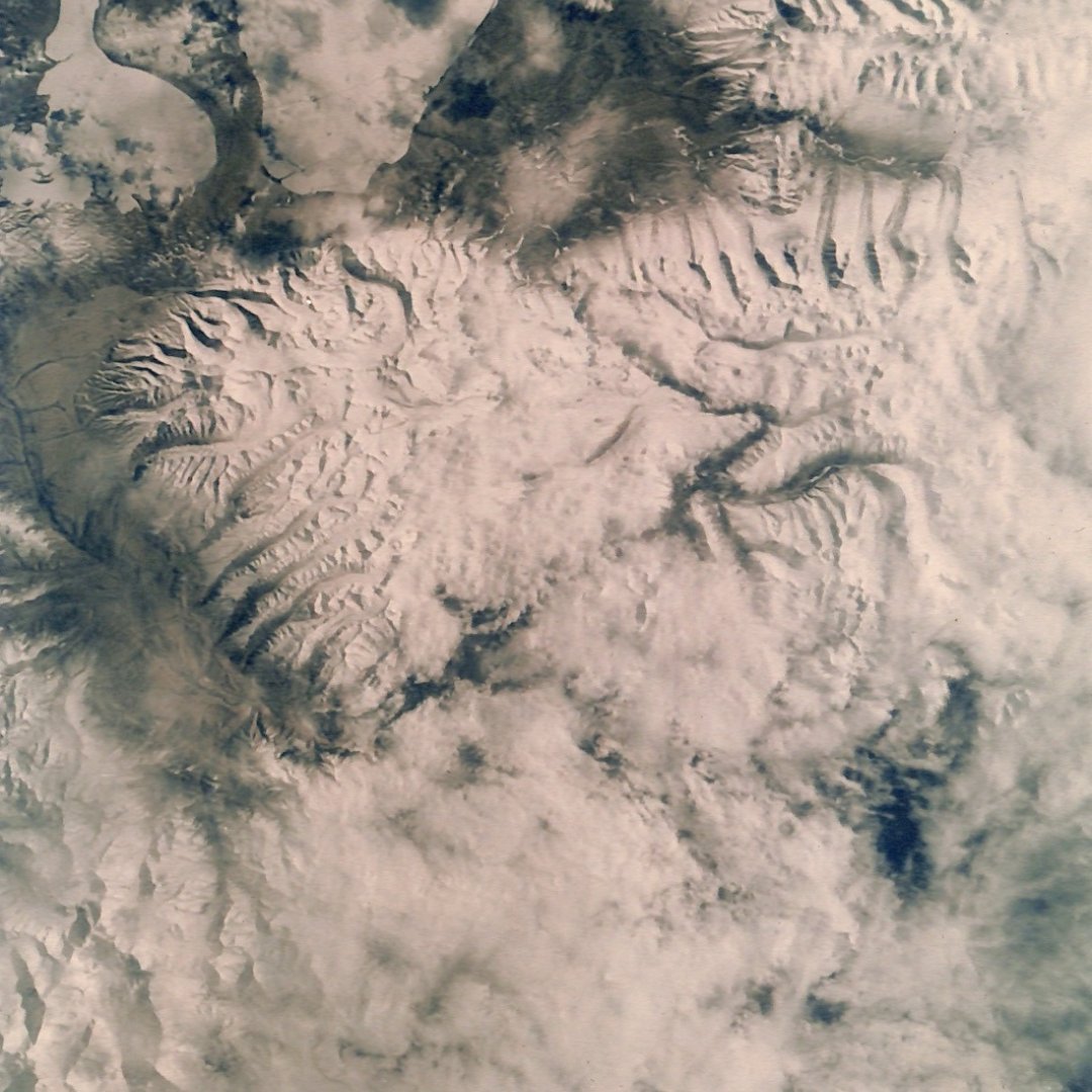 MagazineBlind's tweet photo. An exhibition in Paris presents 50 of the most beautiful Earthrises from the Apollo missions and rare images taken during the Mercury-Atlas missions.

➡️ https://t.co/KHKZlZzT1M https://t.co/kbrhann8Yi