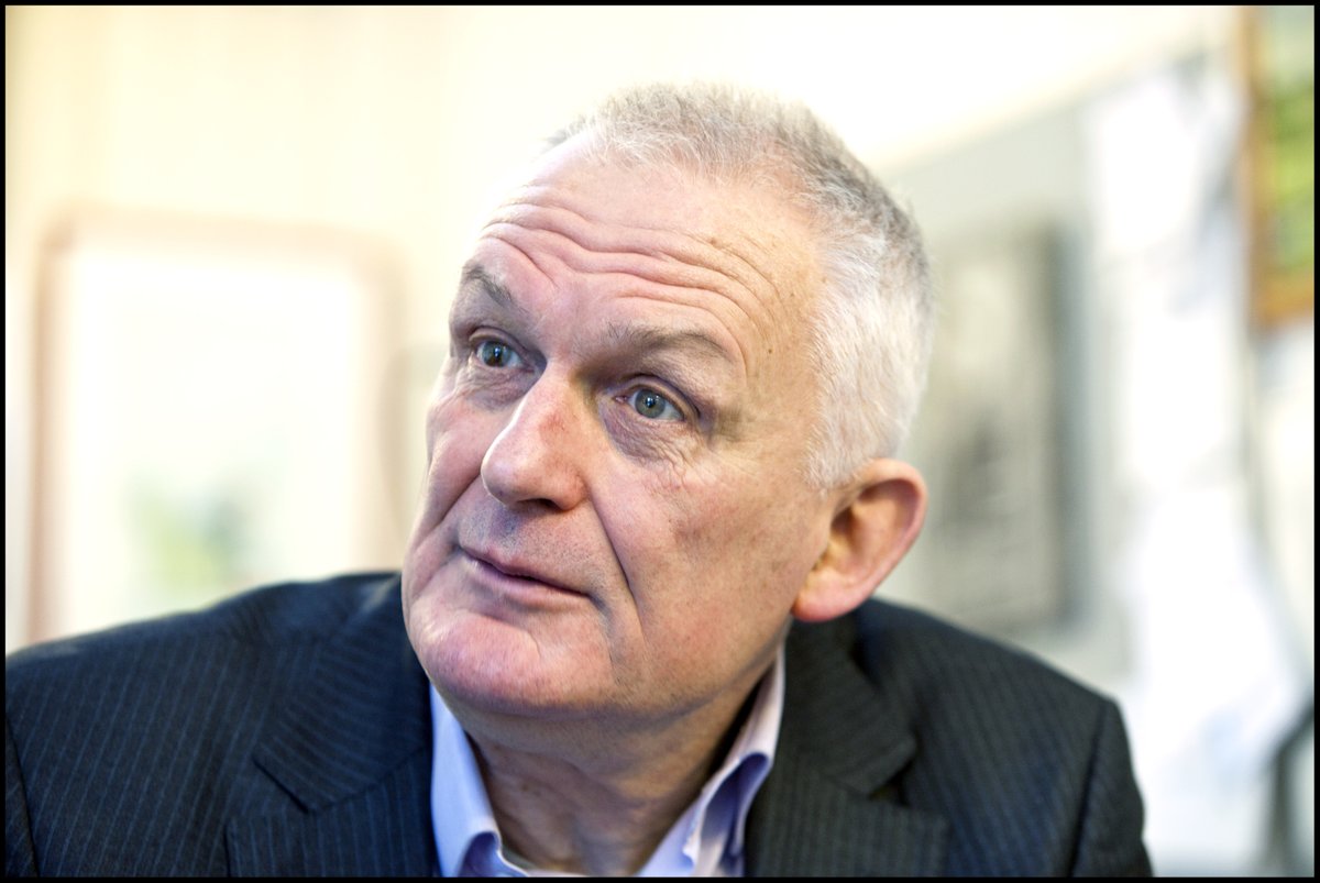 vpro's tweet image. Onze geliefde programmamaker en collega Wim de Bie is overleden. Ons medeleven gaat uit naar zijn dierbaren. Wim was met Van Kooten en De Bie  gezichtsbepalend voor de VPRO. Wat blijft, is de herinnering aan een geweldige maker, wiens werk we koesteren. vpro.nl/wimdebie