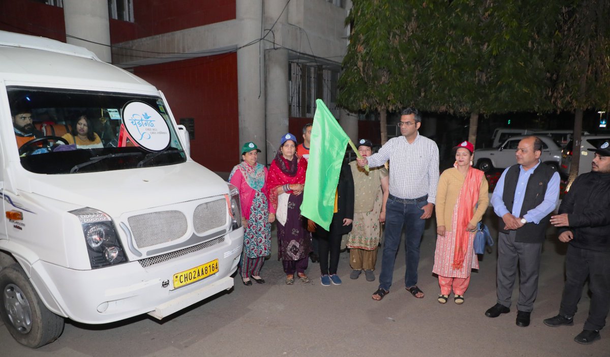 MCChandigarh's tweet photo. Swachhta Doots begins their Yatra from Chandigarh to Shimla.
Yatra Flagged off by Sh. Anup Gupta, Mayor Chandigarh

#Swachhotsav2023
#WomenLedSwachhata
#SwachhataYatra #IndiaVsGarbage 
#ChandigarhKiNaariGandagiPeBhaari
#SwachhSurvekshan2023Chandigarh https://t.co/RRB1XZGkLb