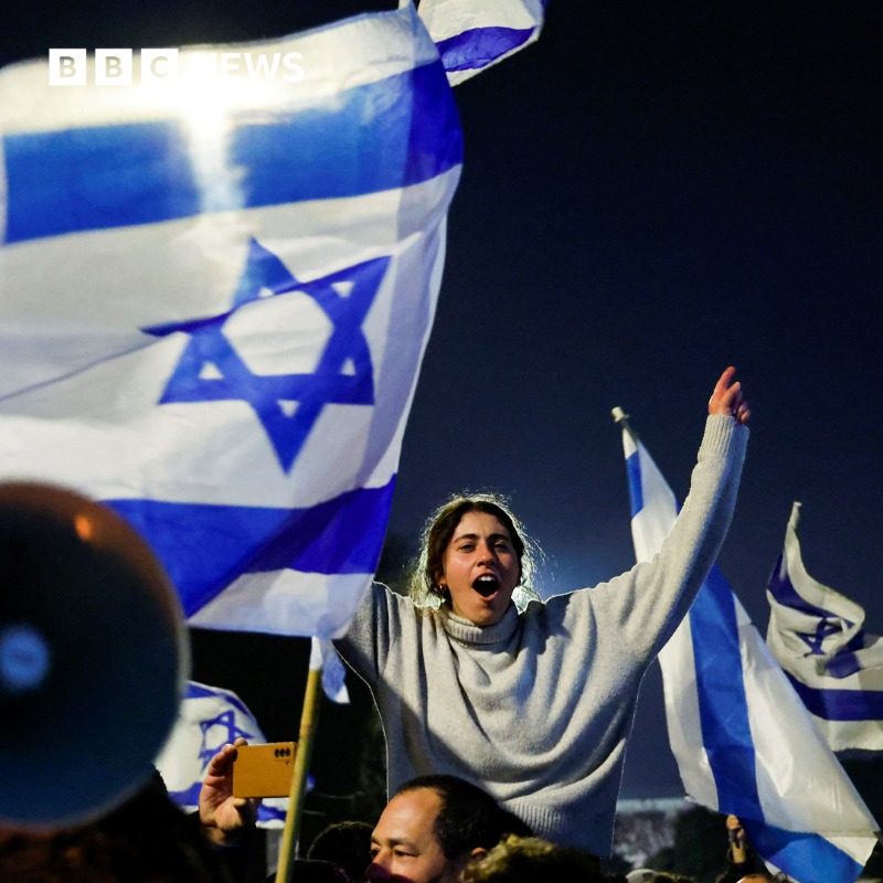 BBCWorld's tweet photo. Tens of thousands of people took to streets across Israel overnight in protest after Prime Minister Benjamin Netanyahu fired his defence minister

Read the latest here ⬇️