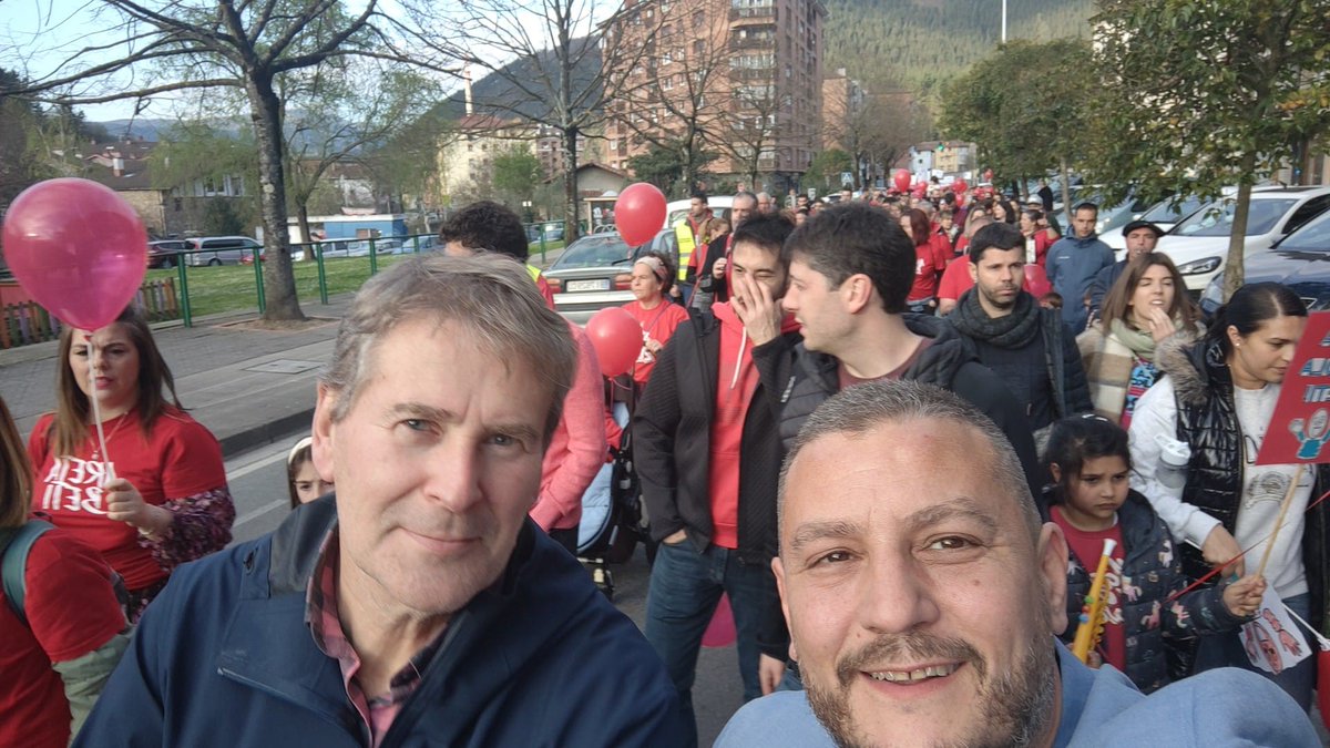 iniciativaomnia's tweet photo. Este viernes participamos en la movilización en contra del cierre del aula de 2 años de Areta. Todo nuestro apoyo a las vecinas y vecinos afectados por esta medida. https://t.co/yyb6XWExfr