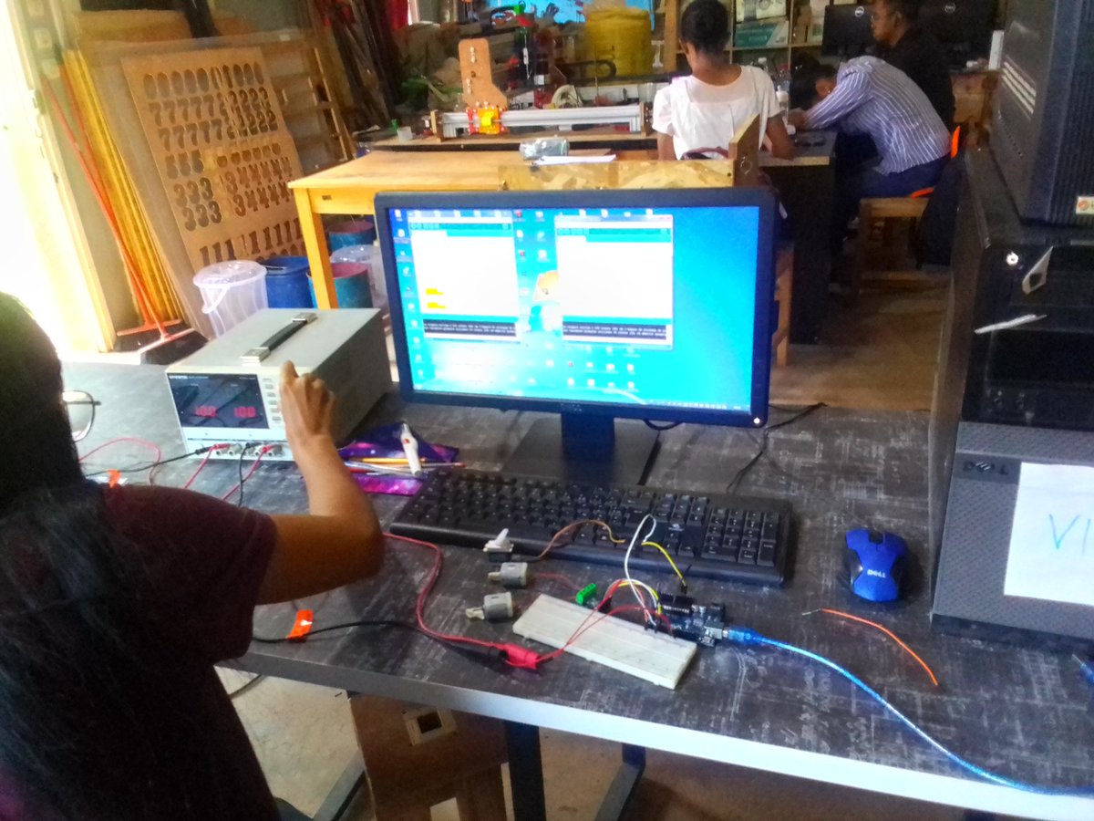 FabLabMamiratra's tweet photo. Aujourd'hui, édification des paramètres du 🤖 mobile, apprentissage de la boucle Switch case🧐, édification du code général😱, tests modulaires et corrections du code🙀, vivement l'assemblage. #FabLabSolidaireMamiratra #SOSVE #OrangeSolidaritéMadagascar #robotique https://t.co/Y5EH99d2BD