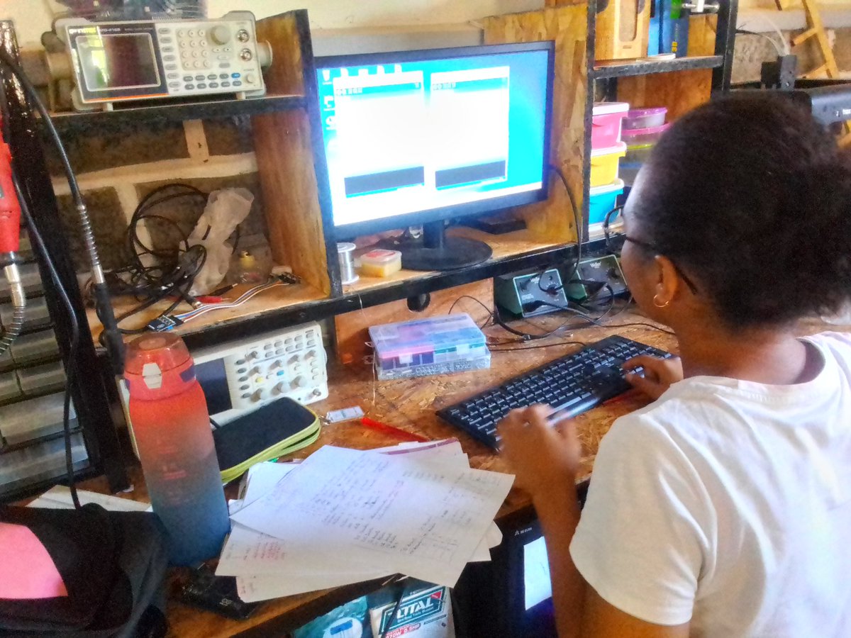 FabLabMamiratra's tweet photo. Aujourd'hui, édification des paramètres du 🤖 mobile, apprentissage de la boucle Switch case🧐, édification du code général😱, tests modulaires et corrections du code🙀, vivement l'assemblage. #FabLabSolidaireMamiratra #SOSVE #OrangeSolidaritéMadagascar #robotique https://t.co/Y5EH99d2BD