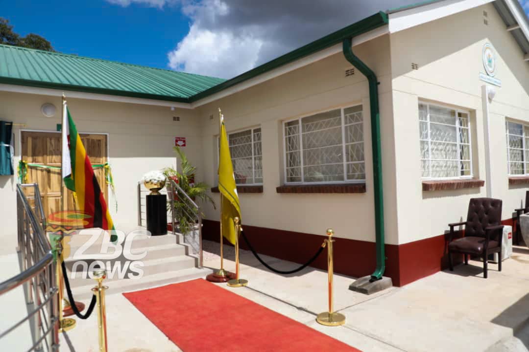 ZBCNewsonline's tweet photo. President Emmerson Mnangagwa is today officially opening the newly-established Magistrates Court in Epworth.

The construction of the magistrates courts in suburbs is in line with the Government’s quest to take justice delivery systems to the people. https://t.co/XvKYbpCxGh