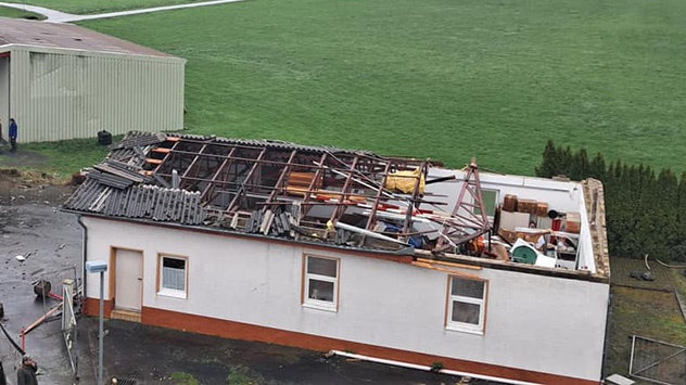 WetterOnline's tweet photo. Bei Fernwald in Hessen hat ein mutmaßlicher Tornado 🌪️ mehrere Gebäude stark beschädigt.
➡️ https://t.co/wSZgMcjH62
📷 Feuerwehr Fernwald-Annerod
#Wetter #Unwetter #Tornado #Hessen #Fernwald https://t.co/H99knEIpdd