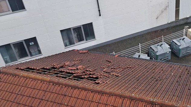 WetterOnline's tweet photo. Bei Fernwald in Hessen hat ein mutmaßlicher Tornado 🌪️ mehrere Gebäude stark beschädigt.
➡️ https://t.co/wSZgMcjH62
📷 Feuerwehr Fernwald-Annerod
#Wetter #Unwetter #Tornado #Hessen #Fernwald https://t.co/H99knEIpdd