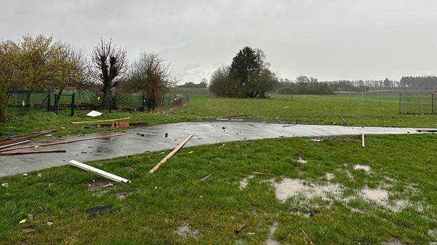 WetterOnline's tweet photo. Bei Fernwald in Hessen hat ein mutmaßlicher Tornado 🌪️ mehrere Gebäude stark beschädigt.
➡️ https://t.co/wSZgMcjH62
📷 Feuerwehr Fernwald-Annerod
#Wetter #Unwetter #Tornado #Hessen #Fernwald https://t.co/H99knEIpdd