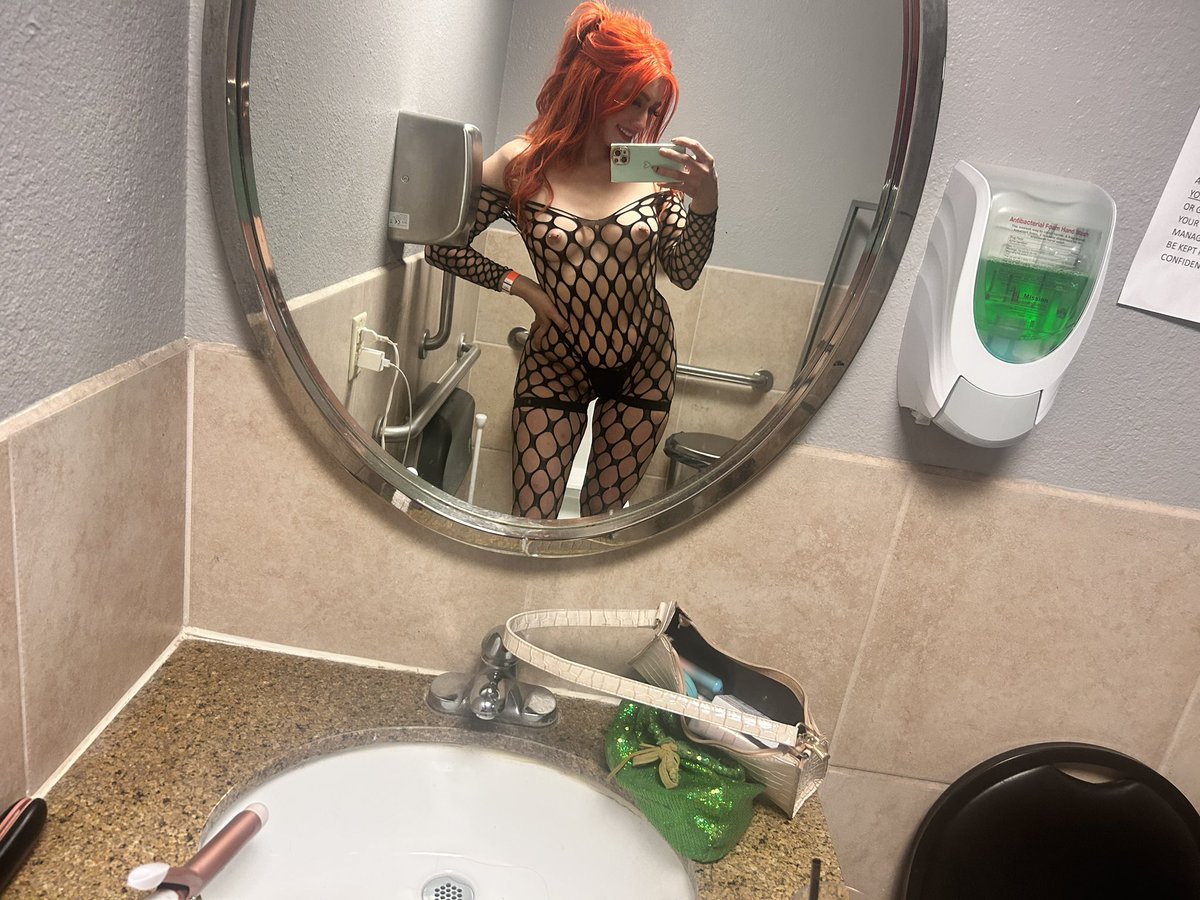 RedheadRyley's tweet photo. #ginger #RedHeadedWoman #sexyredhead #stripper #Dancer #striptease_dance_show #sellingcontents #gingerslut #SundayFunday #arizona #onlyfans_girl #SubscribeToSeeMore https://t.co/rkVkZtx68H