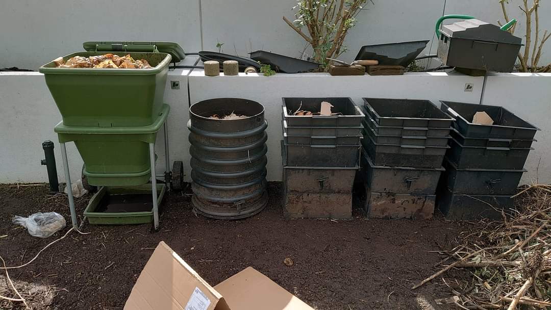 d_akkers's tweet photo. Lente! π΅ De @wormenhotel-s kunnen de kelder weer uit, via de lift en de kruiwagen weer naar hun vaste plekje op de #DakAkker. Een beetje #watershit gelekt onderweg. Dus blijf maar even uit de buurt van de dakboeren. π€’π πͺ±πͺ±πͺ± π· @LydiaVanDeursen. https://t.co/egX2UzBi4n